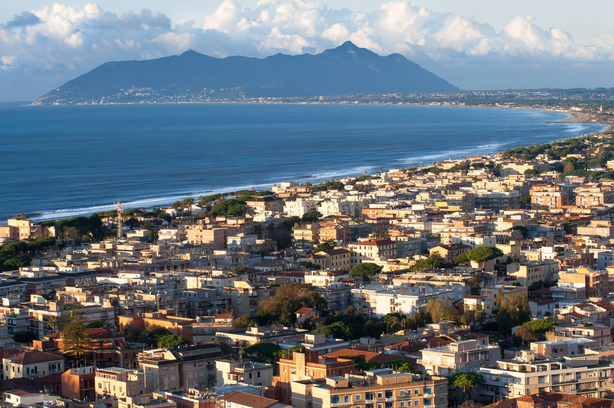 Terracina vista dall'alto: il centro, il mare e Monte Circeo sullo sfondo.
